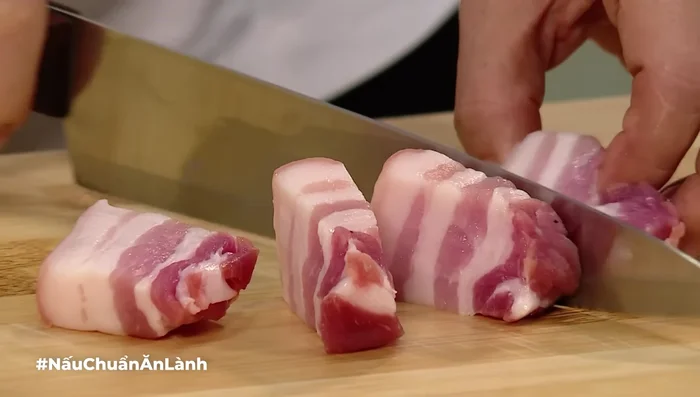 Cắt hành lá khúc khoảng 3 phân.
