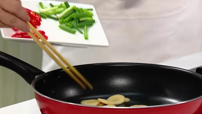 Cho riềng vào chảo dầu đang nóng, phi thơm.