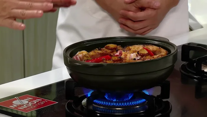 Đun sôi, sau đó hãm nước sôi khoảng 3 phút, bỏ nước đó đi, hãm lại lần nữa với 3 chén nước.
