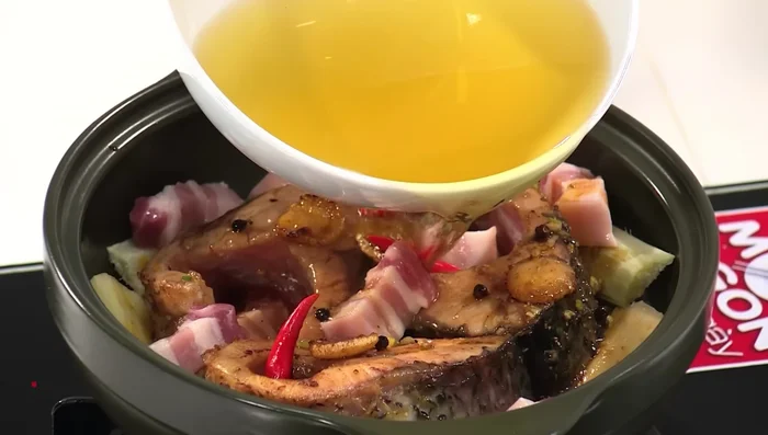 Kho cá trên lửa nhỏ đến khi cá thấm gia vị và nước rút còn khoảng 1/3.