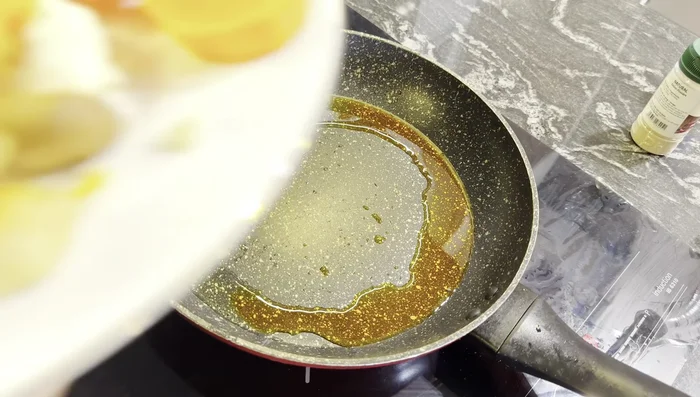 Xào các nguyên liệu: Làm nóng chảo, cho dầu ăn, dầu điều vào. Thêm cà rốt, chả chay vào xào cùng với các loại bột gia vị (hành tím, gừng, sả, nghệ, ớt).