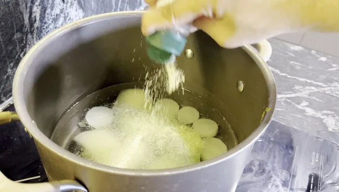Thêm sả bột vào nước dùng.