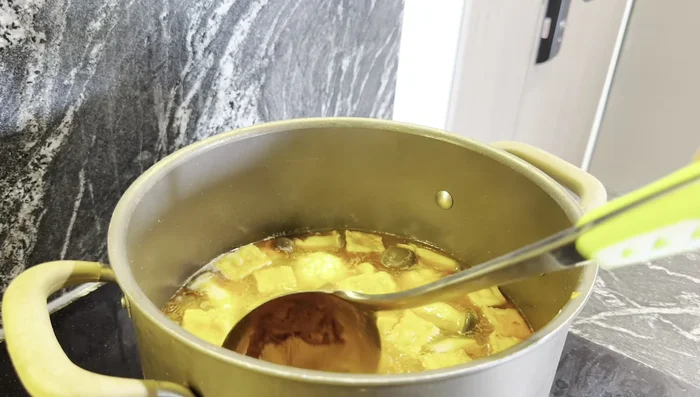 Nêm nếm lại nước dùng: Thêm gia vị nấu bún bò Huế chay (hoặc hạt nêm chay, bột ngọt, đường) cho vừa miệng.