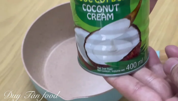 Pha phần kem: Trộn đều nước cốt dừa, whipping cream, sữa đặc, và sữa chua. Khuấy kỹ để sữa đặc tan hoàn toàn. Để hỗn hợp qua một bên.