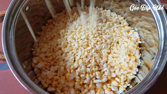 Cho hạt bắp và đậu xanh vào nồi, thêm 1 lít nước, luộc khoảng 10-15 phút cho chín. (107.96)