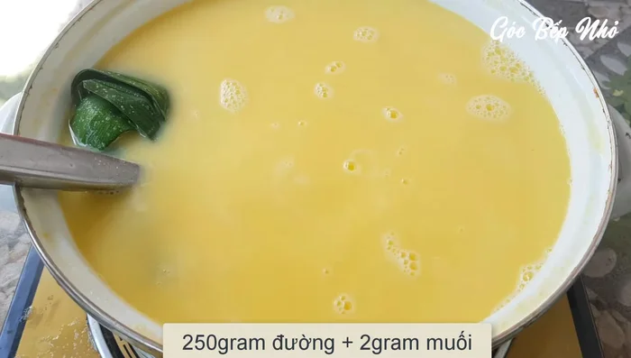 Thêm đường, muối, khuấy tan. (239.159)