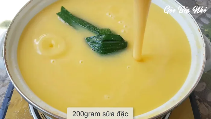 Thêm sữa đặc, đun thêm 2-3 phút. (254.04)