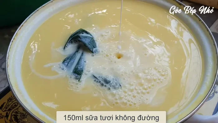 Thêm sữa tươi, khuấy đều, tắt bếp. (270.16)