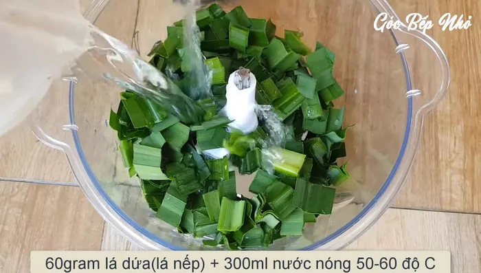Làm thạch lá dứa: Rửa sạch lá dứa, cắt nhỏ, xay với nước nóng (300ml, 50-60°C). Lọc lấy 200ml nước cốt. (293.12)