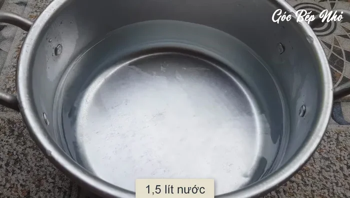 Cho nước (1.5 lít) vào nồi, thêm bột rau câu, khuấy đều, ngâm 30 phút - 1 tiếng cho nở. (309.039)