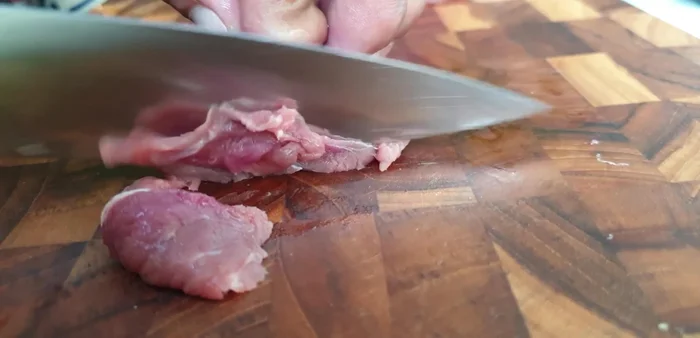 Sơ chế thịt bò: Thái thịt bò thành lát mỏng.