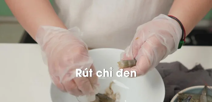 Sơ chế tôm: Bóc bỏ đầu, rút chỉ đen, bóc vỏ nhưng giữ lại 1 đốt vỏ gần đuôi để tôm cong đẹp khi xào. Rửa sạch và để ráo.