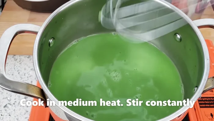 Đun sôi hỗn hợp trên lửa nhỏ, khuấy đều tay cho đến khi sôi lăn tăn. Tắt bếp.