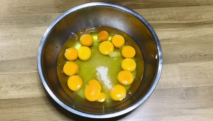 Đánh trứng cho bông (có thể dùng máy đánh trứng hoặc đánh tay).