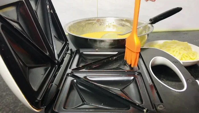 Làm nóng khuôn bánh, quét dầu ăn xung quanh khuôn.