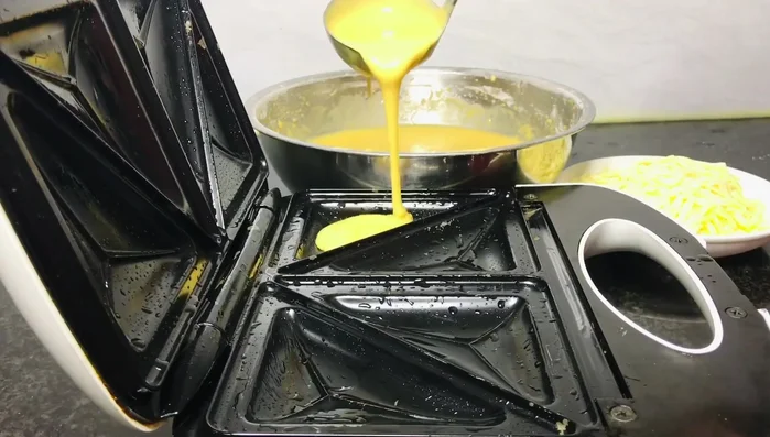 Cho một ít bột vào khuôn, dàn đều.
