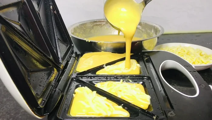 Đổ thêm một lớp bột lên trên phô mai, phủ kín khuôn.