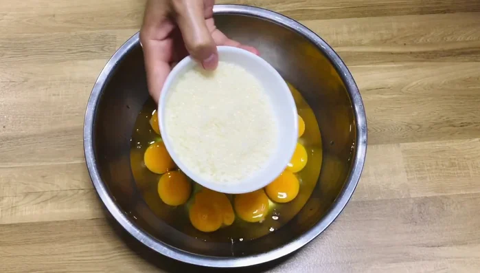 Đập trứng vào thau, cho đường, muối, vani vào.