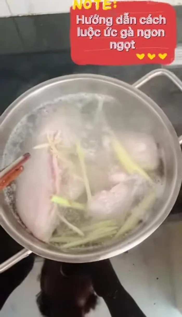 Luộc gà trong khoảng 15 phút. (240.63)
