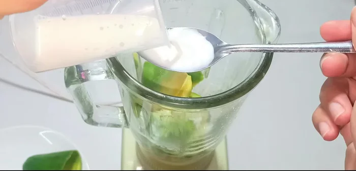 Đổ sinh tố ra ly.