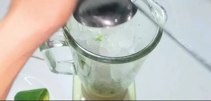 Cho khoảng 300g đá đã được nghiền nhỏ vào máy xay.
