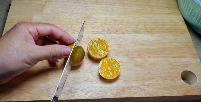Cắt đôi quả tắc, loại bỏ phần cuống. (128.38)