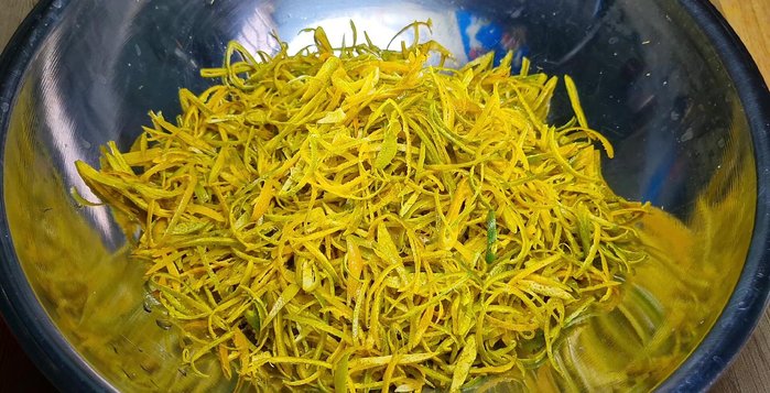 Bóp vỏ tắc với 1 muỗng canh muối, thêm ít nước để dễ bóp, giúp loại bỏ bớt tinh dầu, làm giảm vị đắng. (291.26)