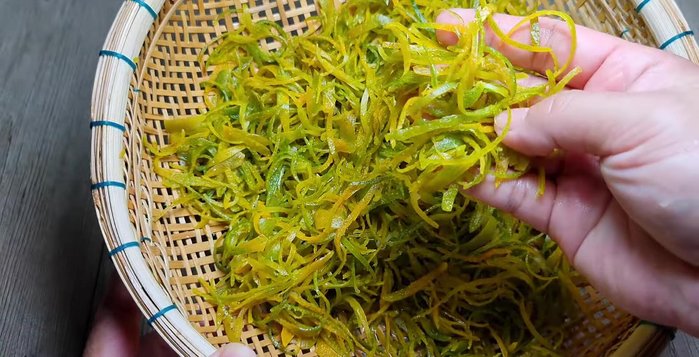 Rửa sạch vỏ tắc sau khi bóp. (347.64)