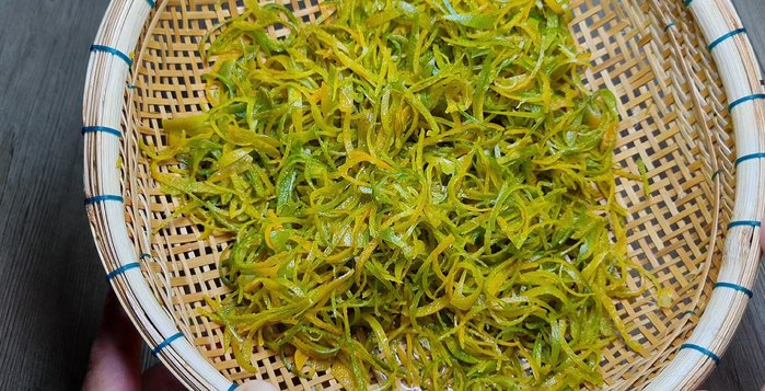 Luộc sơ vỏ tắc trong nước sôi khoảng 3 phút để giảm bớt vị the và tinh dầu. (357.16)