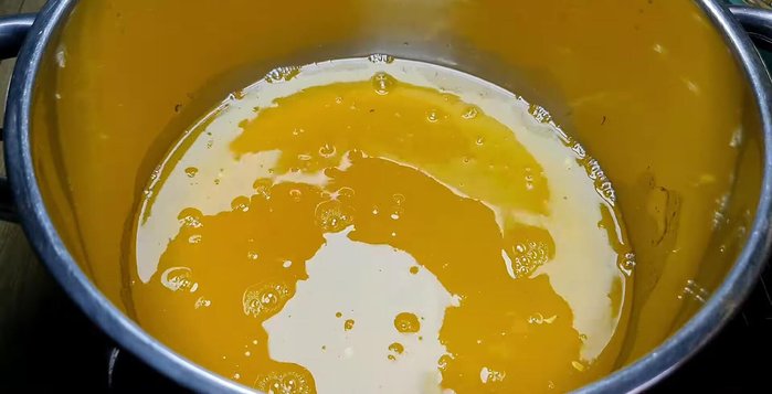 Cho nước cốt tắc, đường phèn vào nồi, đun sôi. (425.789)
