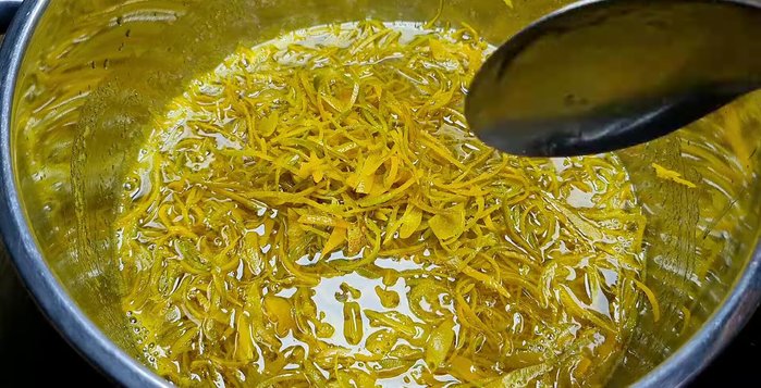 Cho vỏ tắc vào, đun liu riu khoảng 10 phút. (470.69)