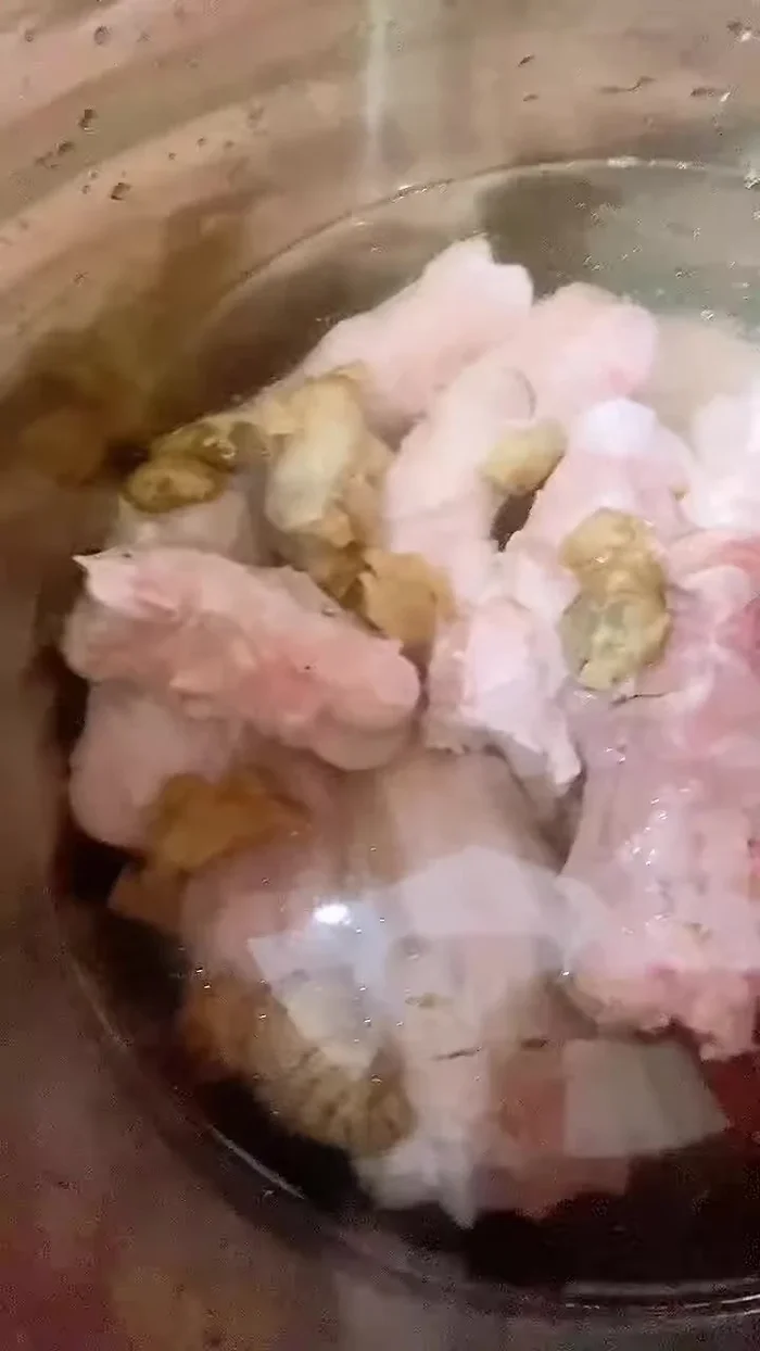 Ngâm hỗn hợp trong 3-4 tiếng để khử mùi hôi.