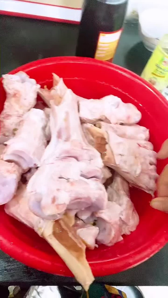 Kiểm tra mùi hôi của xương.