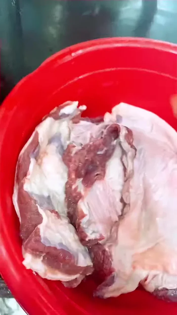 Thêm thịt bò vào hầm cùng.