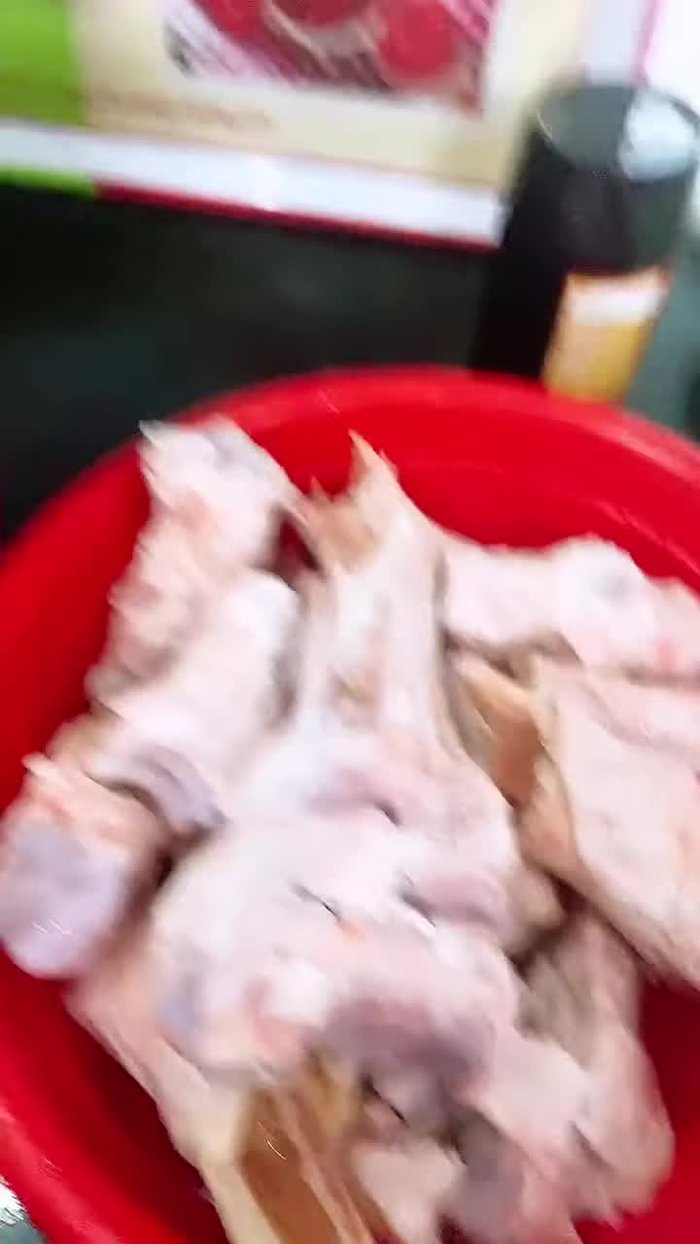 Mua xương bò tươi, rửa sạch.