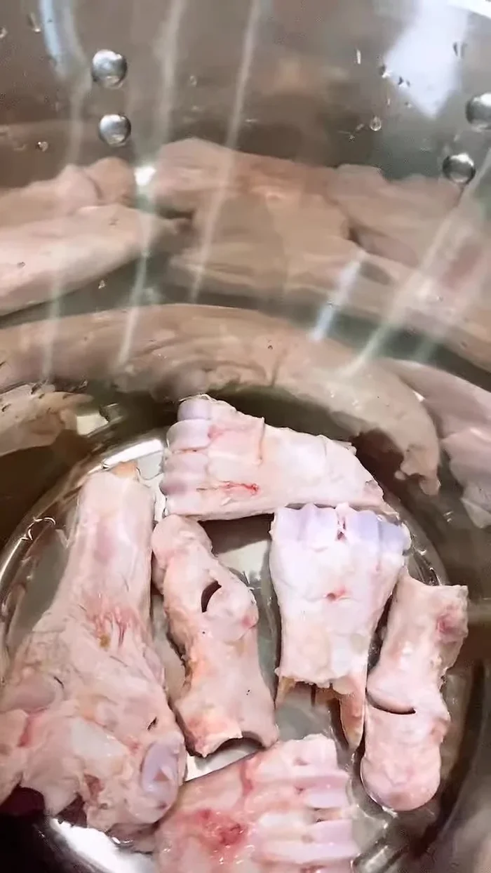 Ngâm xương với gừng đập dập, giấm, rượu trắng, muối.