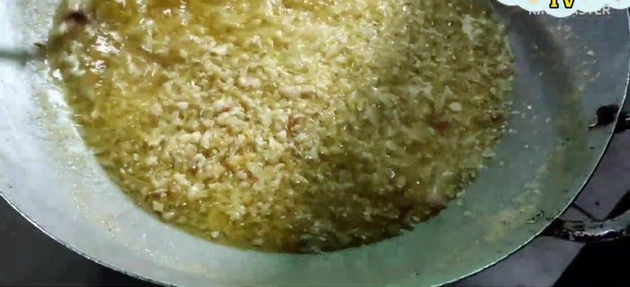 Xay nhuyễn tỏi, hành, gừng. Ướp thịt bê với hỗn hợp này cùng các gia vị khác (169.019).