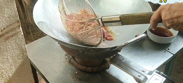 Cho dầu vào chảo, xào thịt bê đến khi chín tới (313.199).