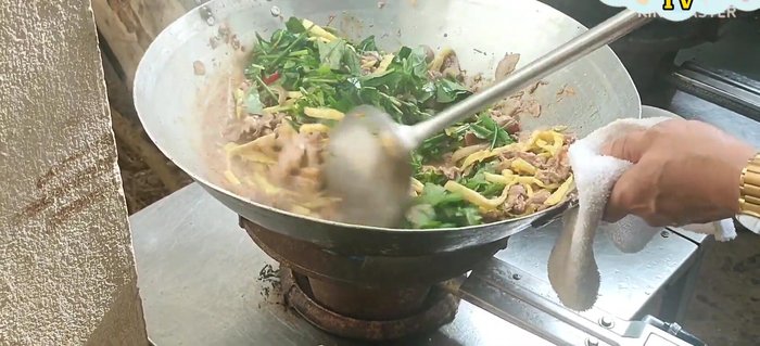 Cuối cùng, cho rau ngổ, lá lốt, hành lá, ớt vào xào chung. Nêm nếm lại cho vừa ăn (385.919).