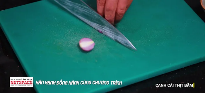 Cắt hành tím phi thơm. (118.569)