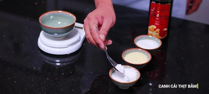 Cho 1 lít nước dùng vào nồi, nêm gia vị: 6g muối, 8g hạt nêm, 20g đường, ½ muỗng canh nước mắm. (140.78)