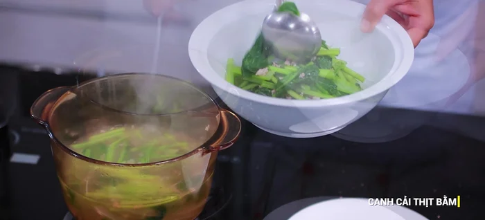 Múc canh ra tô, rắc tiêu lên trên. (237.48)