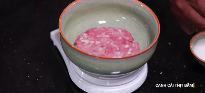 Ướp thịt bò với 200g hạt nêm, 3g đường, 1g tiêu, 10g dầu ăn. Trộn đều. (93.46)