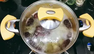 Chè Hạt Sen Táo Đỏ: Giải Nhiệt, Ngủ Ngon, Da Đẹp (Hướng Dẫn Chi Tiết)