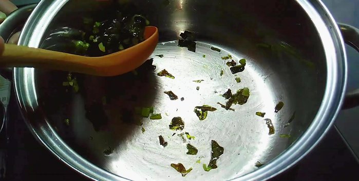 Vớt rong biển ra để riêng.