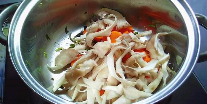 Cho nấm bào ngư và cà rốt vào nồi, thêm 500ml nước, đun sôi.