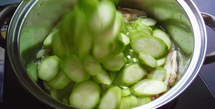 Khi nước sôi, cho mướp vào, nêm muối, hạt nêm chay, đường.