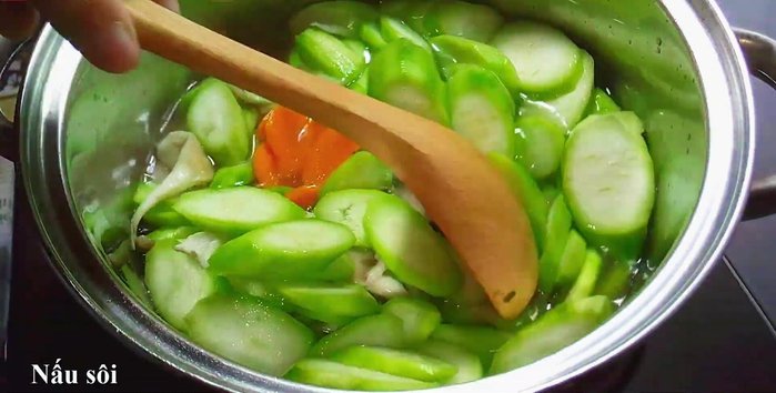 Đợi canh sôi lại, cho rong biển đã xào vào, nấu thêm 1 phút.