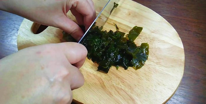 Cắt nhỏ rong biển, nấm bào ngư, mướp khía, cà rốt, hành ngò.