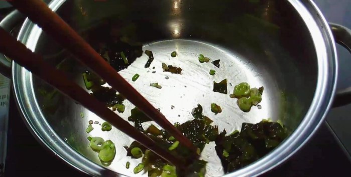 Cho rong biển vào xào 2 phút.